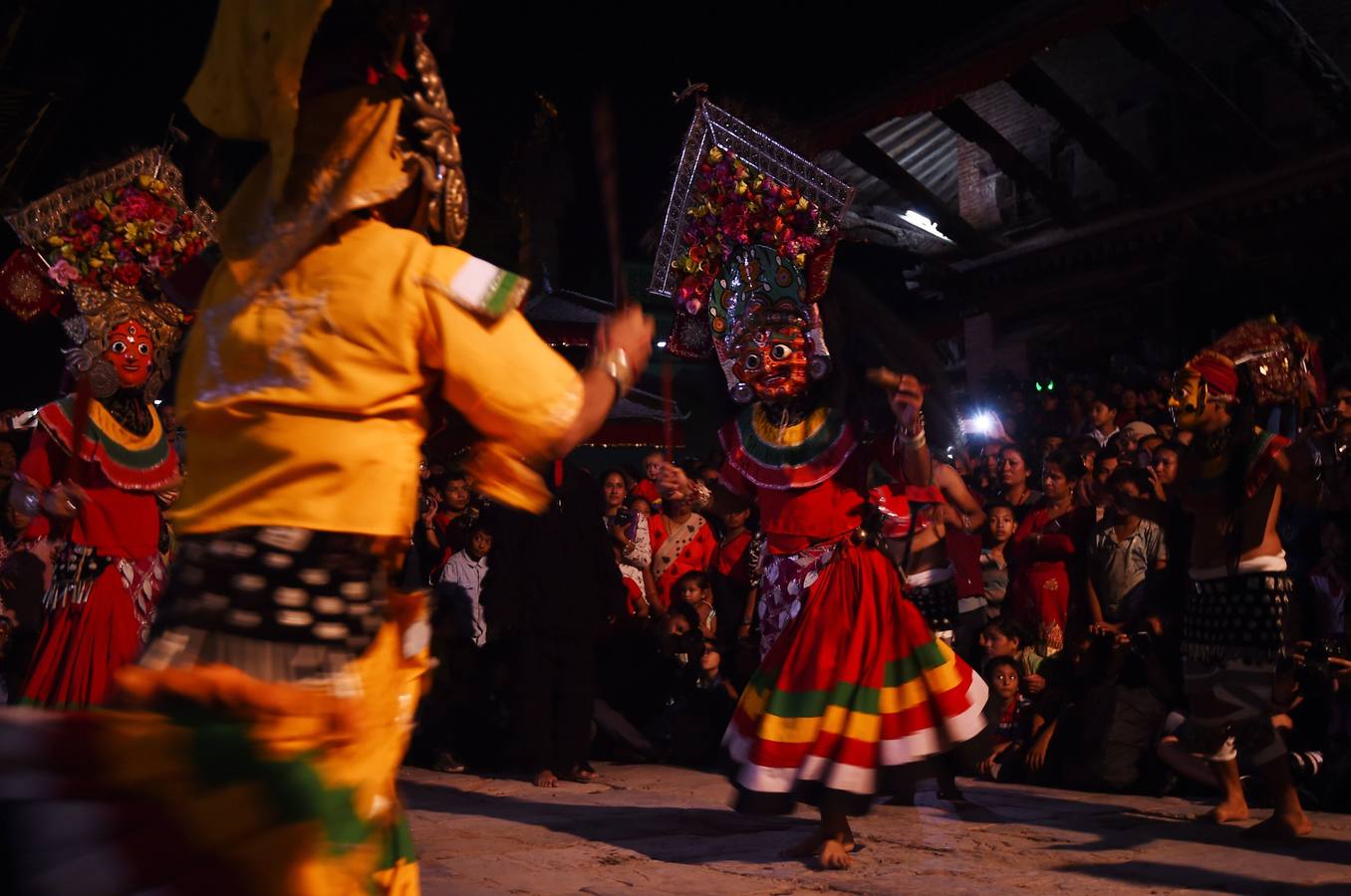 Miles de fieles asisten a las celebraciones del festival Indra Jatra, en Katmandú, Nepal, donde la mujeres se reúnen para beber alcohol casero de la boca del dios Bhairab, bailarines enmascarados danzan representando a las deidades locales y la diosa viviente Kumari, encarnada en una niña, es adorada durante una multidudinaria procesión.