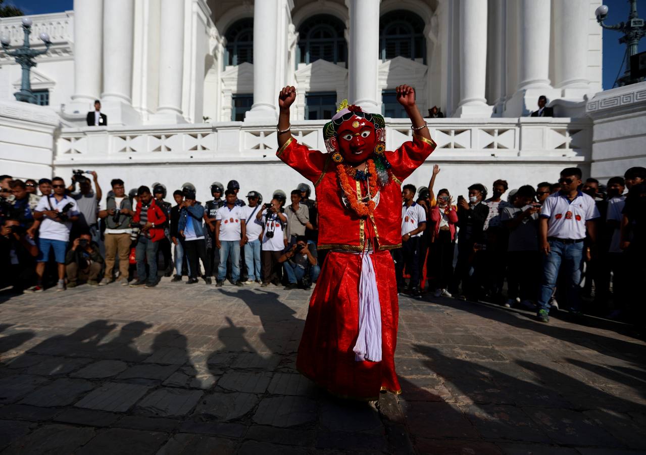 Miles de fieles asisten a las celebraciones del festival Indra Jatra, en Katmandú, Nepal, donde la mujeres se reúnen para beber alcohol casero de la boca del dios Bhairab, bailarines enmascarados danzan representando a las deidades locales y la diosa viviente Kumari, encarnada en una niña, es adorada durante una multidudinaria procesión.