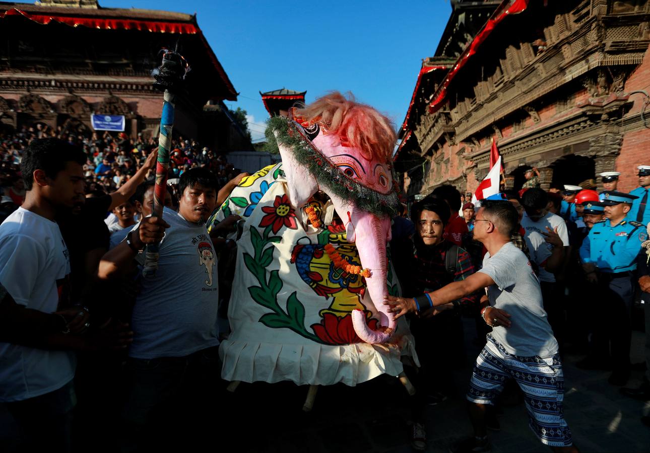 Miles de fieles asisten a las celebraciones del festival Indra Jatra, en Katmandú, Nepal, donde la mujeres se reúnen para beber alcohol casero de la boca del dios Bhairab, bailarines enmascarados danzan representando a las deidades locales y la diosa viviente Kumari, encarnada en una niña, es adorada durante una multidudinaria procesión.