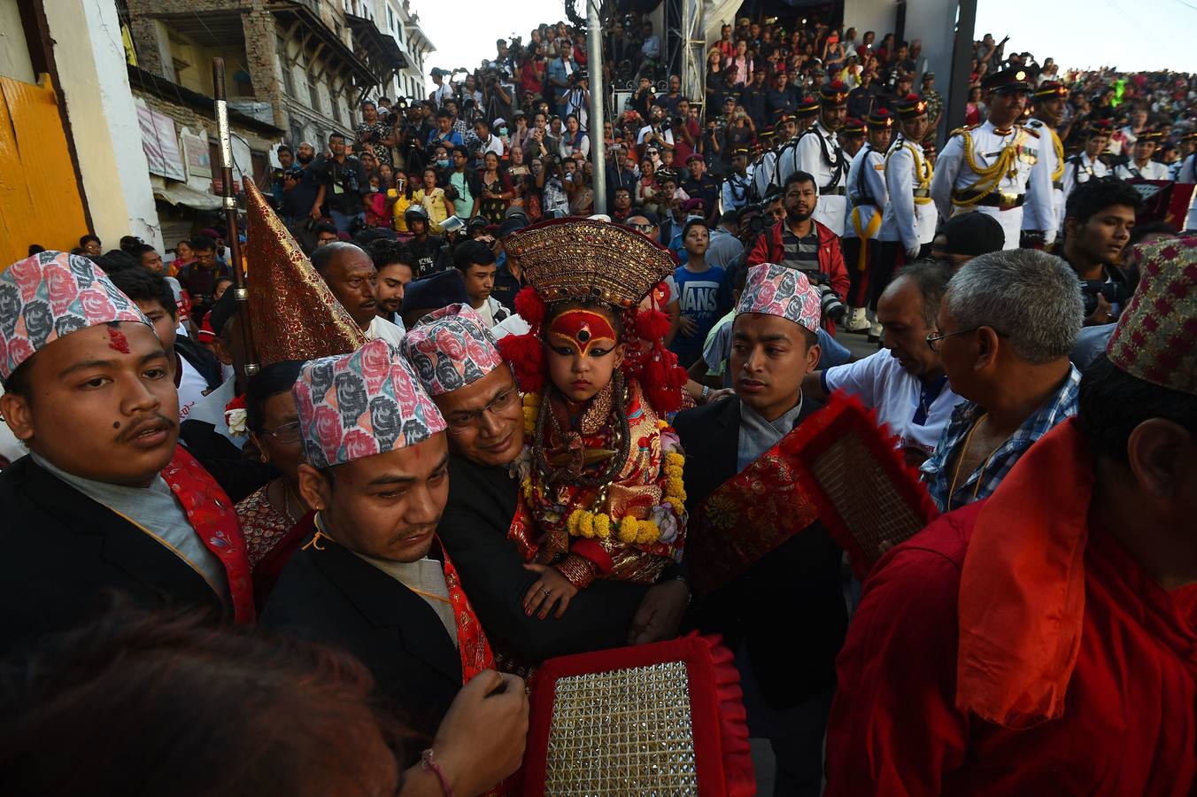 Miles de fieles asisten a las celebraciones del festival Indra Jatra, en Katmandú, Nepal, donde la mujeres se reúnen para beber alcohol casero de la boca del dios Bhairab, bailarines enmascarados danzan representando a las deidades locales y la diosa viviente Kumari, encarnada en una niña, es adorada durante una multidudinaria procesión.