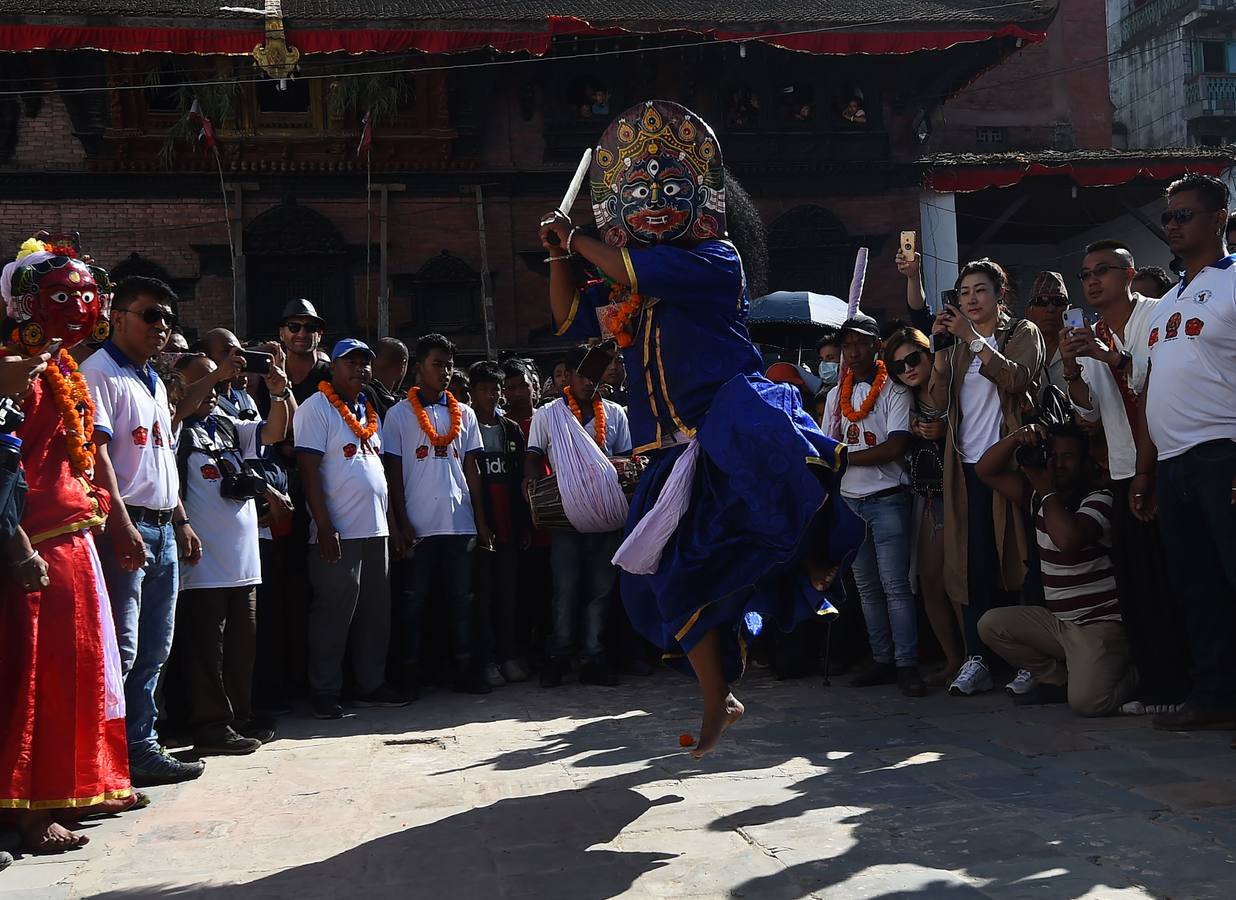 Miles de fieles asisten a las celebraciones del festival Indra Jatra, en Katmandú, Nepal, donde la mujeres se reúnen para beber alcohol casero de la boca del dios Bhairab, bailarines enmascarados danzan representando a las deidades locales y la diosa viviente Kumari, encarnada en una niña, es adorada durante una multidudinaria procesión.