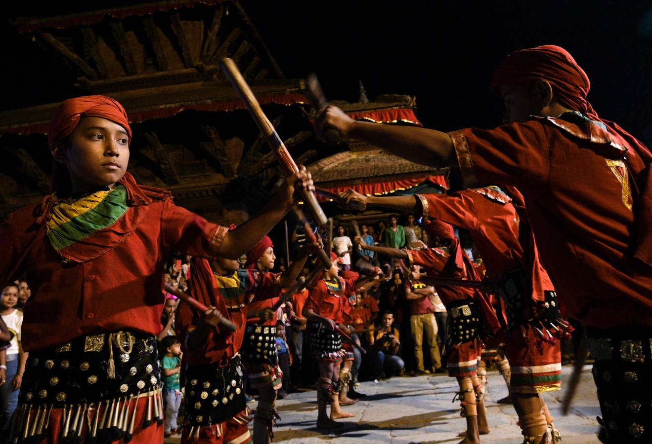 Miles de fieles asisten a las celebraciones del festival Indra Jatra, en Katmandú, Nepal, donde la mujeres se reúnen para beber alcohol casero de la boca del dios Bhairab, bailarines enmascarados danzan representando a las deidades locales y la diosa viviente Kumari, encarnada en una niña, es adorada durante una multidudinaria procesión.