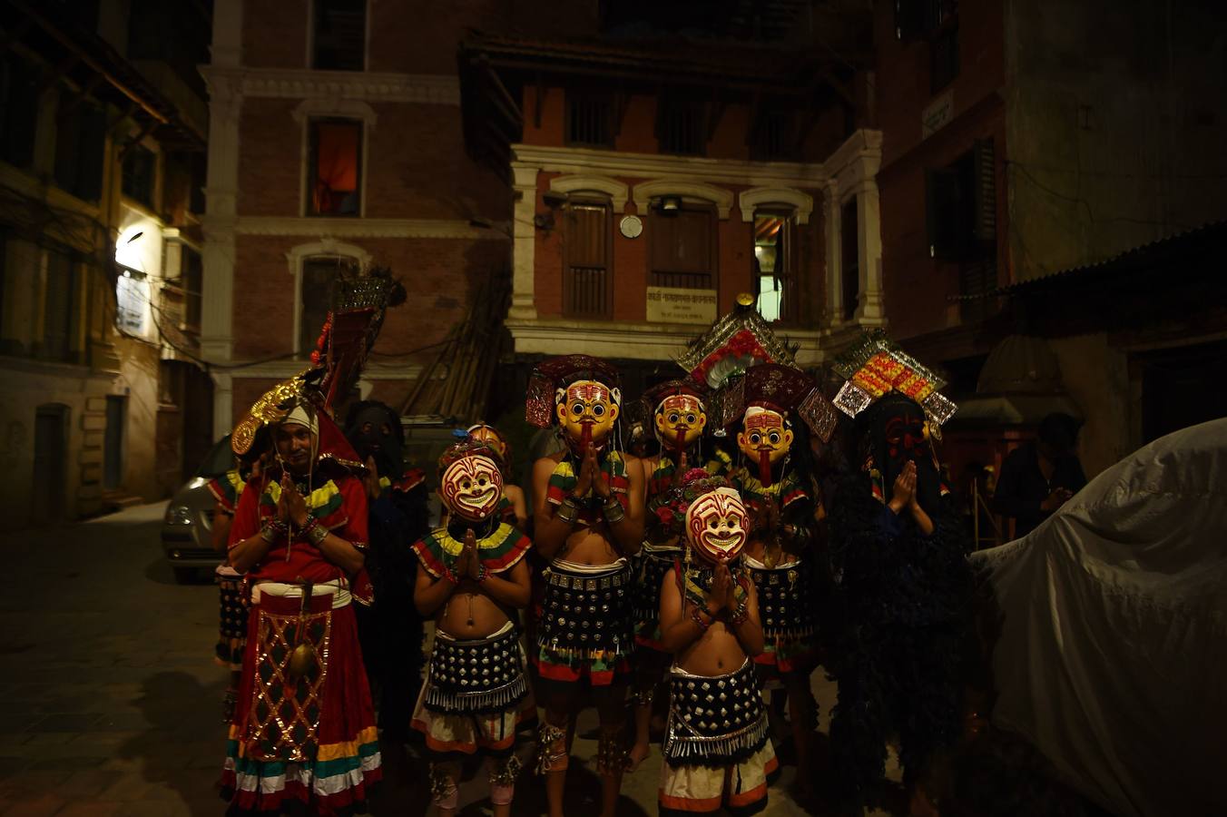 Miles de fieles asisten a las celebraciones del festival Indra Jatra, en Katmandú, Nepal, donde la mujeres se reúnen para beber alcohol casero de la boca del dios Bhairab, bailarines enmascarados danzan representando a las deidades locales y la diosa viviente Kumari, encarnada en una niña, es adorada durante una multidudinaria procesión.