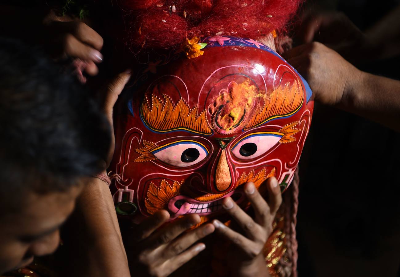 Miles de fieles asisten a las celebraciones del festival Indra Jatra, en Katmandú, Nepal, donde la mujeres se reúnen para beber alcohol casero de la boca del dios Bhairab, bailarines enmascarados danzan representando a las deidades locales y la diosa viviente Kumari, encarnada en una niña, es adorada durante una multidudinaria procesión.