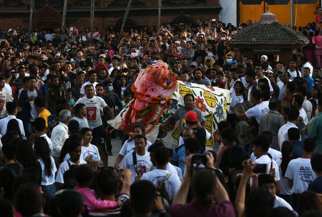 Miles de fieles asisten a las celebraciones del festival Indra Jatra, en Katmandú, Nepal, donde la mujeres se reúnen para beber alcohol casero de la boca del dios Bhairab, bailarines enmascarados danzan representando a las deidades locales y la diosa viviente Kumari, encarnada en una niña, es adorada durante una multidudinaria procesión.