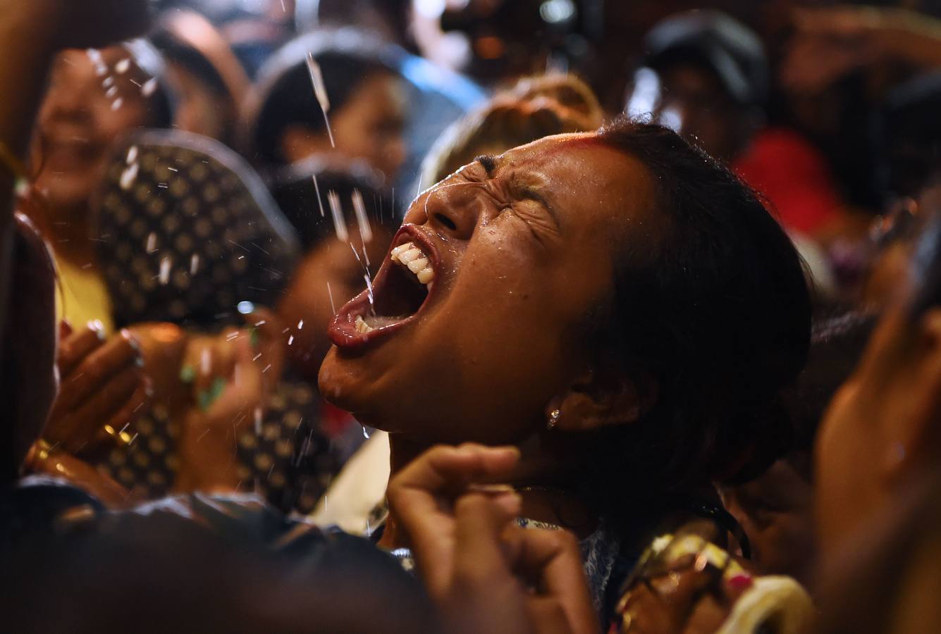 Miles de fieles asisten a las celebraciones del festival Indra Jatra, en Katmandú, Nepal, donde la mujeres se reúnen para beber alcohol casero de la boca del dios Bhairab, bailarines enmascarados danzan representando a las deidades locales y la diosa viviente Kumari, encarnada en una niña, es adorada durante una multidudinaria procesión.