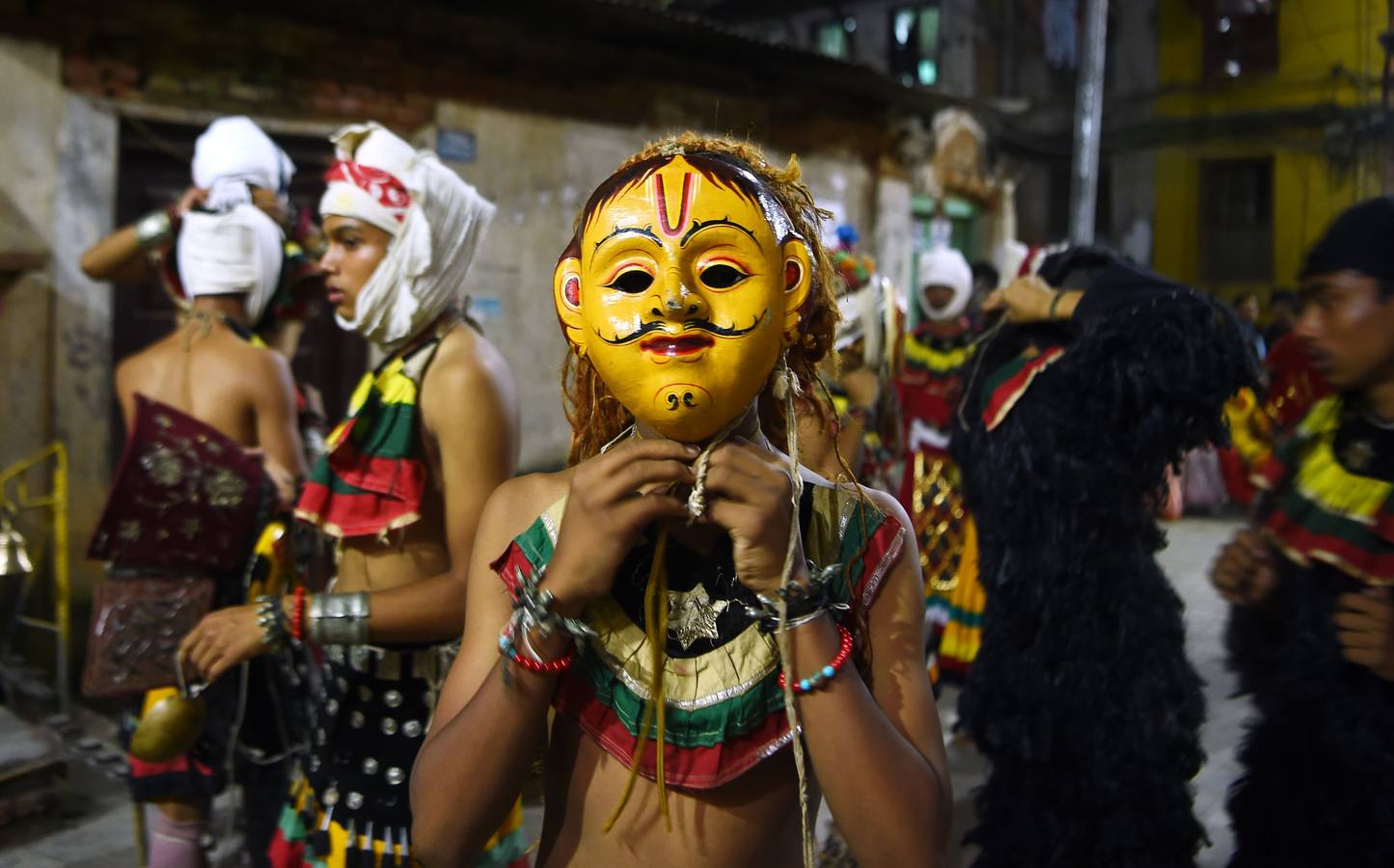 Miles de fieles asisten a las celebraciones del festival Indra Jatra, en Katmandú, Nepal, donde la mujeres se reúnen para beber alcohol casero de la boca del dios Bhairab, bailarines enmascarados danzan representando a las deidades locales y la diosa viviente Kumari, encarnada en una niña, es adorada durante una multidudinaria procesión.