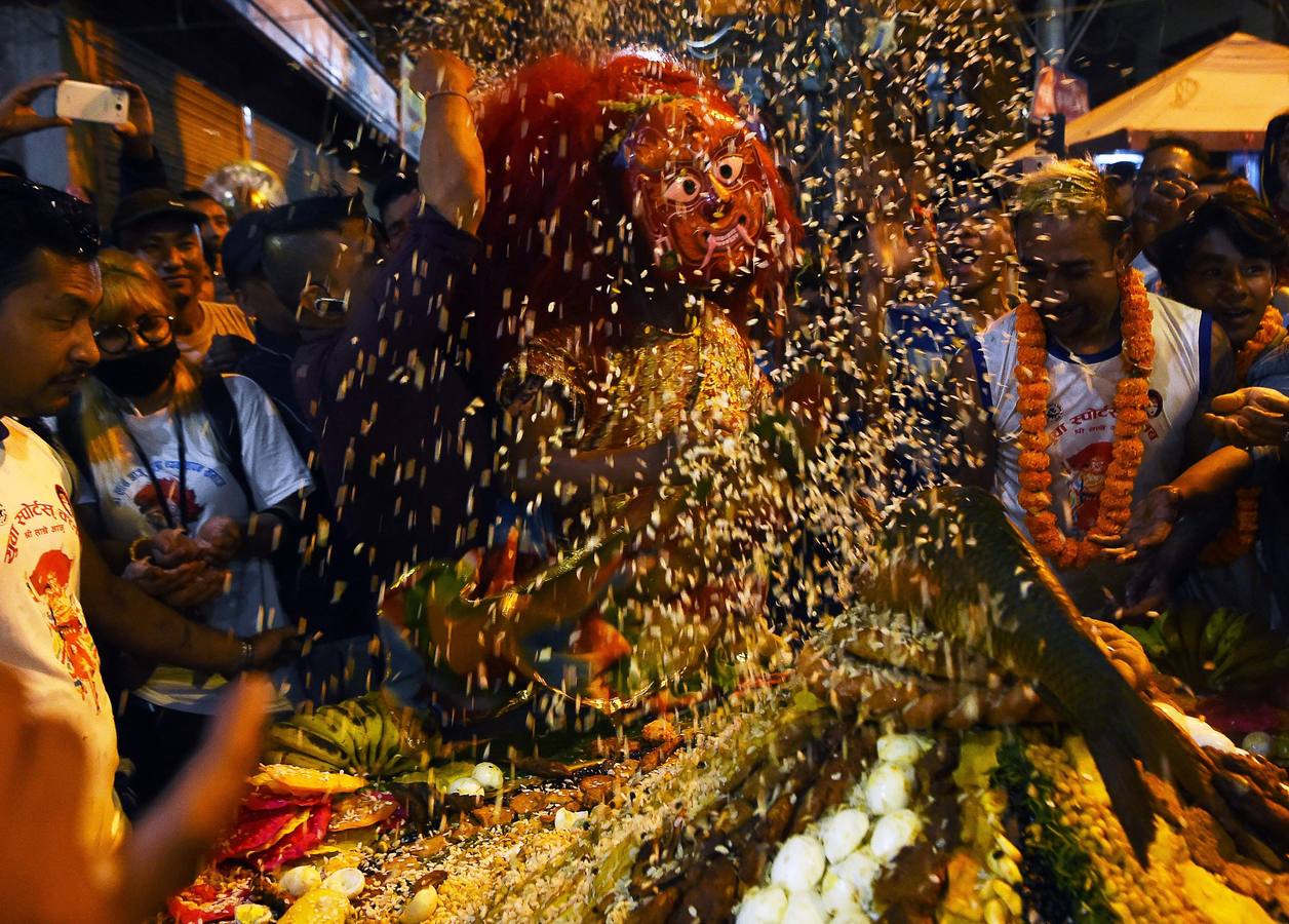 Miles de fieles asisten a las celebraciones del festival Indra Jatra, en Katmandú, Nepal, donde la mujeres se reúnen para beber alcohol casero de la boca del dios Bhairab, bailarines enmascarados danzan representando a las deidades locales y la diosa viviente Kumari, encarnada en una niña, es adorada durante una multidudinaria procesión.