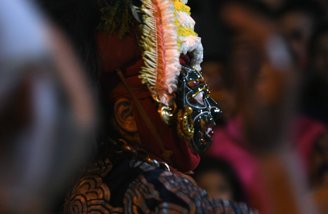 Miles de fieles asisten a las celebraciones del festival Indra Jatra, en Katmandú, Nepal, donde la mujeres se reúnen para beber alcohol casero de la boca del dios Bhairab, bailarines enmascarados danzan representando a las deidades locales y la diosa viviente Kumari, encarnada en una niña, es adorada durante una multidudinaria procesión.