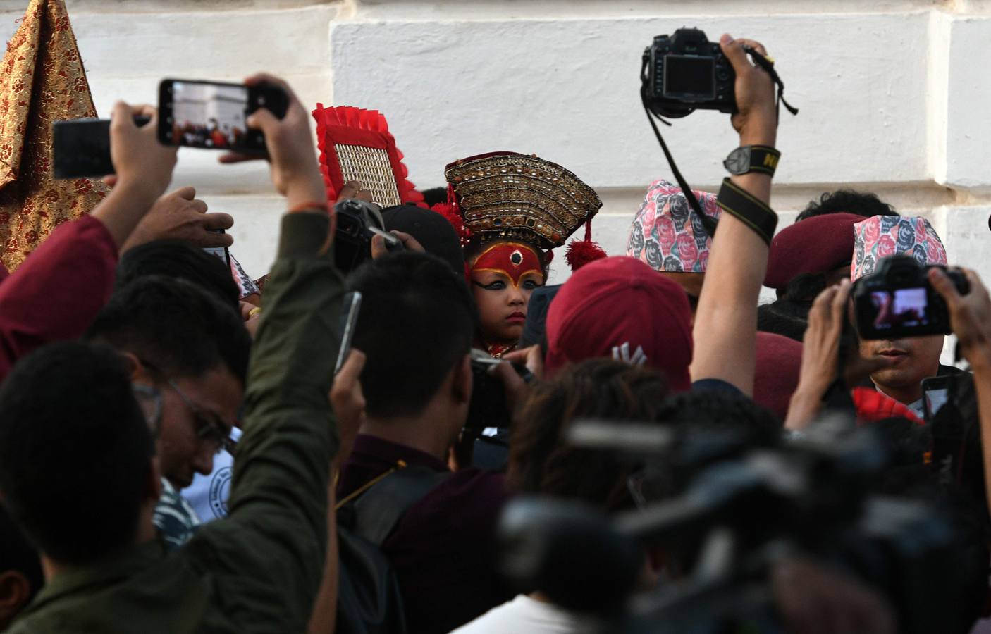 Miles de fieles asisten a las celebraciones del festival Indra Jatra, en Katmandú, Nepal, donde la mujeres se reúnen para beber alcohol casero de la boca del dios Bhairab, bailarines enmascarados danzan representando a las deidades locales y la diosa viviente Kumari, encarnada en una niña, es adorada durante una multidudinaria procesión.