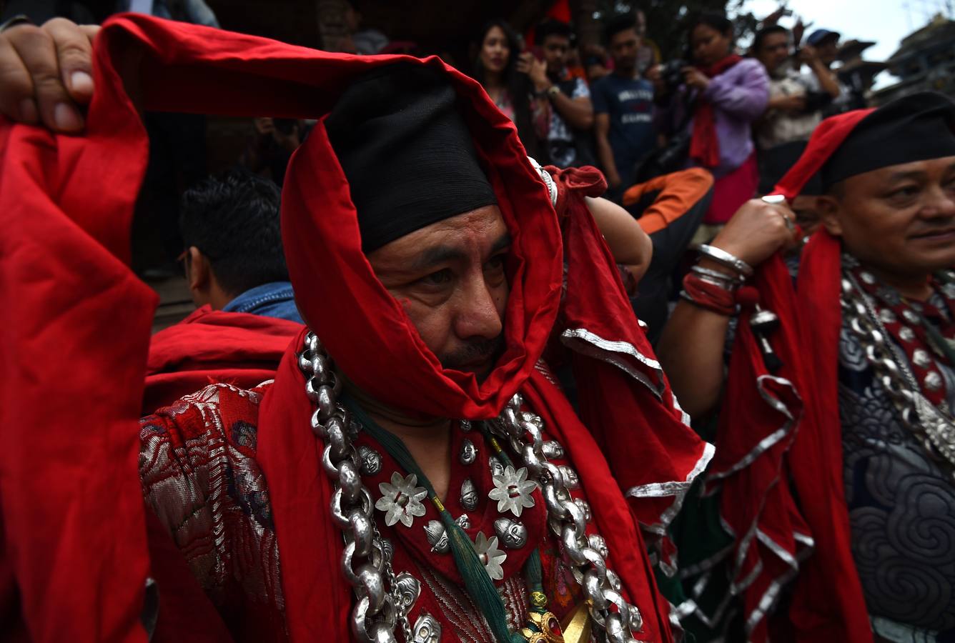 Miles de fieles asisten a las celebraciones del festival Indra Jatra, en Katmandú, Nepal, donde la mujeres se reúnen para beber alcohol casero de la boca del dios Bhairab, bailarines enmascarados danzan representando a las deidades locales y la diosa viviente Kumari, encarnada en una niña, es adorada durante una multidudinaria procesión.