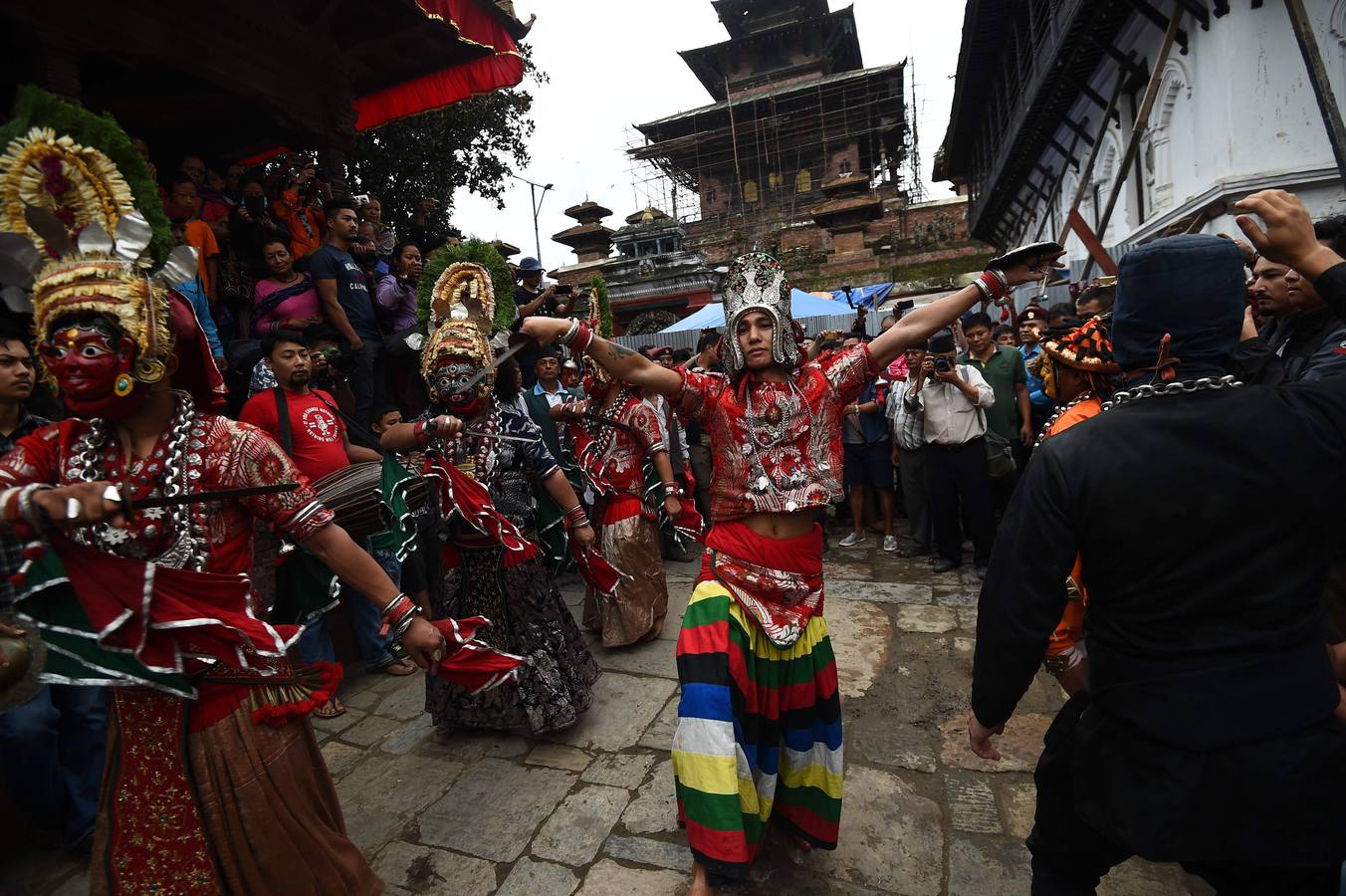 Miles de fieles asisten a las celebraciones del festival Indra Jatra, en Katmandú, Nepal, donde la mujeres se reúnen para beber alcohol casero de la boca del dios Bhairab, bailarines enmascarados danzan representando a las deidades locales y la diosa viviente Kumari, encarnada en una niña, es adorada durante una multidudinaria procesión.