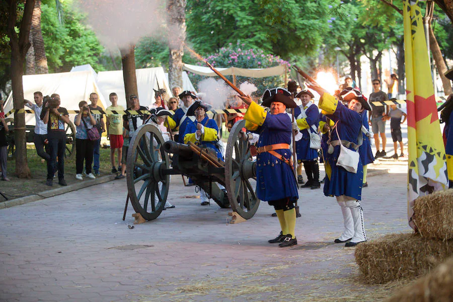 El murciano barrio de Santa María de Gracia acoge la recreación de este episodio de la Guerra de Sucesión Española, del que se cumple el 312 aniversario y que dejó más de 400 muertos