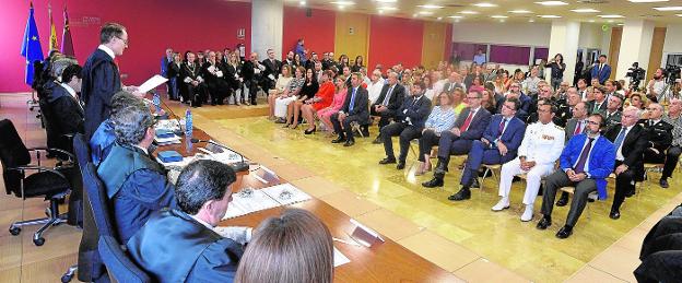 El fiscal jefe, José Luis Díaz Manzanera, lee su discurso en la apertura del año judicial. A su izquierda, el presidente del TSJ, Miguel Pasqual del Riquelme. 