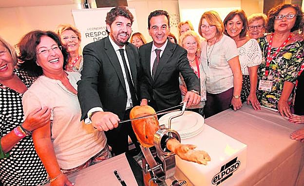 El presidente del Gobierno regional, Fernando López Miras, y el director general de ElPozo Alimentación, Rafael Fuertes, se preparan, cuchillo en mano, para cortar un jamón de la marca murciana, ayer, en la última jornada del encuentro nacional. 