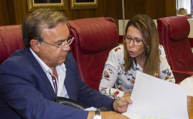 El consejero Valverde y la alcaldesa Castejón, en una imagen de archivo.