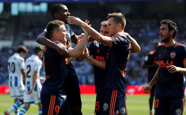 Los jugadores del Valencia celebran el gol de Gameiro.