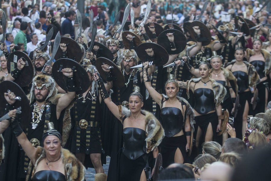 Cuatro mil personas escenifican en tres horas y media la historia de dos pueblos, Roma y Carthago, en un desfile rápido y vistoso