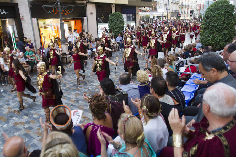 Cuatro mil personas escenifican en tres horas y media la historia de dos pueblos, Roma y Carthago, en un desfile rápido y vistoso