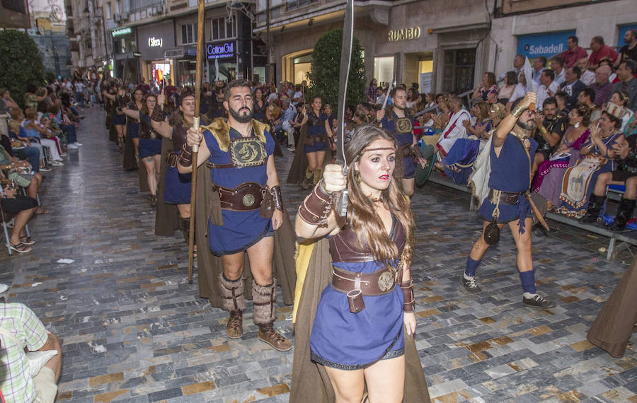 Cuatro mil personas escenifican en tres horas y media la historia de dos pueblos, Roma y Carthago, en un desfile rápido y vistoso