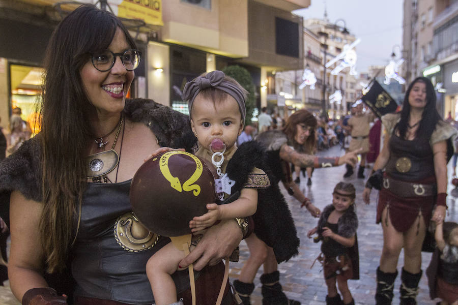 Cuatro mil personas escenifican en tres horas y media la historia de dos pueblos, Roma y Carthago, en un desfile rápido y vistoso