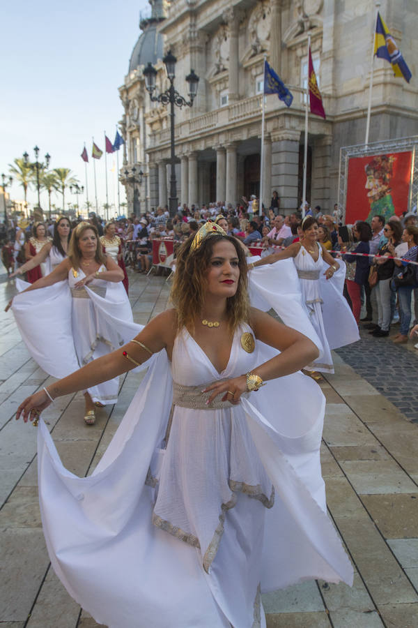 Cuatro mil personas escenifican en tres horas y media la historia de dos pueblos, Roma y Carthago, en un desfile rápido y vistoso