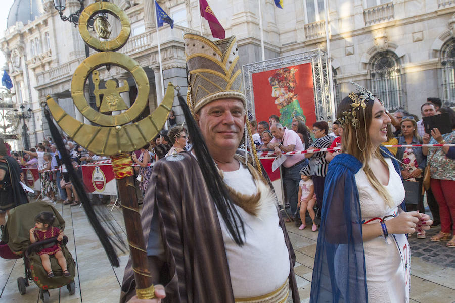 Cuatro mil personas escenifican en tres horas y media la historia de dos pueblos, Roma y Carthago, en un desfile rápido y vistoso