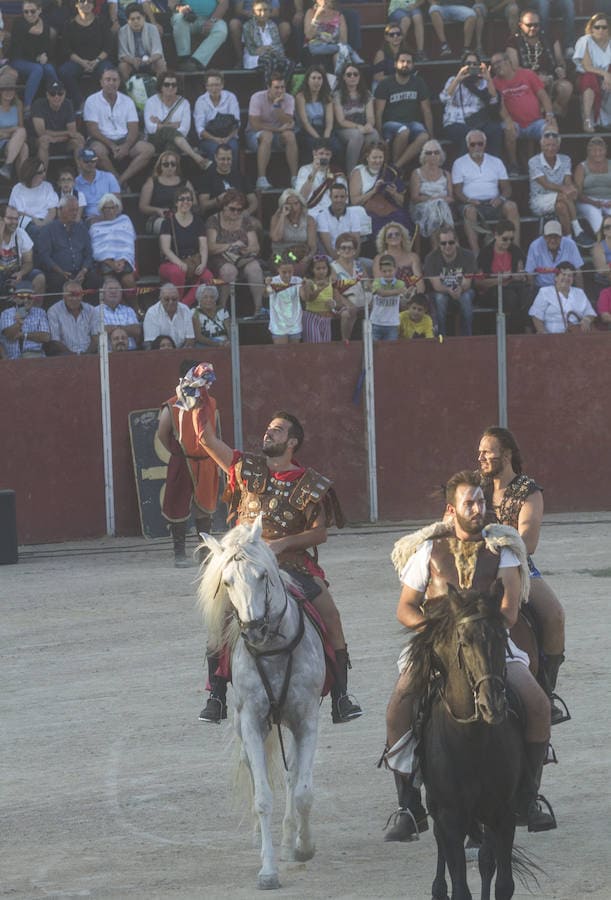 Dos mil personas vibran con las carreras de bigas y las luchas de seis gladiadores, en un acto muy aplaudido