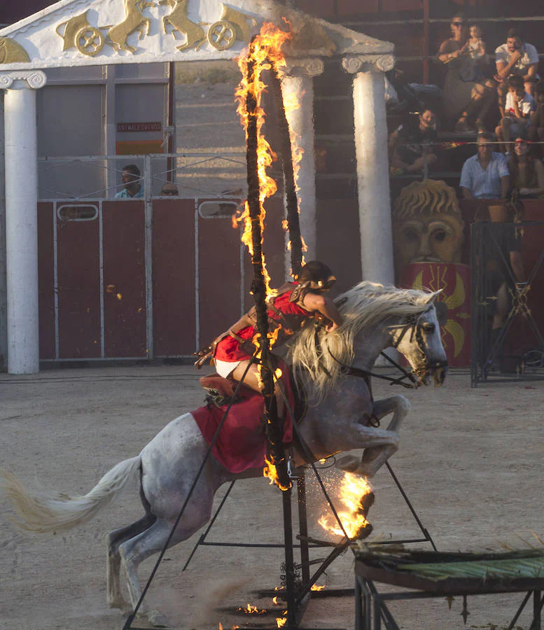 Dos mil personas vibran con las carreras de bigas y las luchas de seis gladiadores, en un acto muy aplaudido