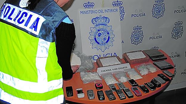 Un agente de la Policía Nacional custodia uno de los alijos de cocaína intervenidos por el Grupo de Estupefacientes en la época en que Juan José Ll. C. estaba al frente. 