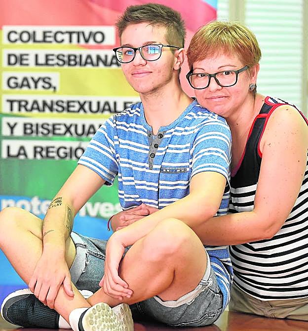 El joven Félix Peñalver posa junto a su madre, Encarna Morales, en una de las salas de No Te Prives. 