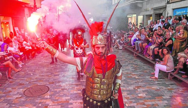 Nova Carthago Spartaria, con bengalas en las manos, a su paso por la calle Puerta de Murcia, abarrotada de público. 