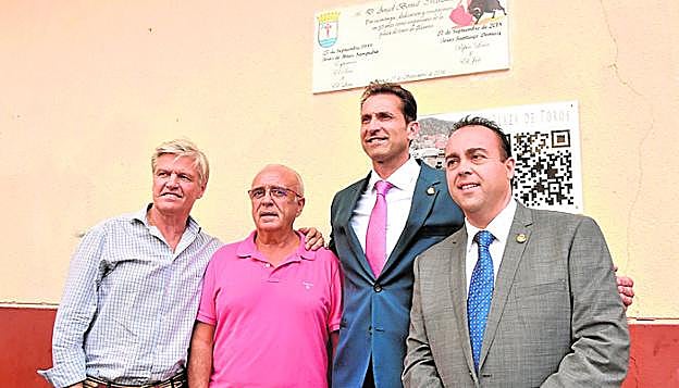 Espartaco, Ángel Bernal, J. M. Manzanares y F. J. Fernández, junto a la placa, en la plaza de toros de Abarán. 