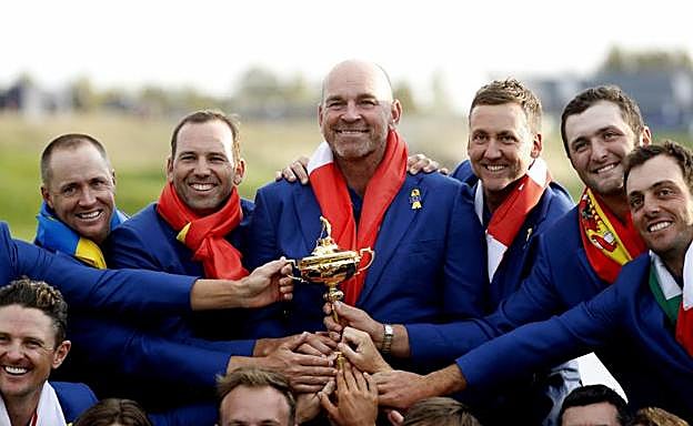 Los componentes del equipo europeo, con su capitán en el centro. 