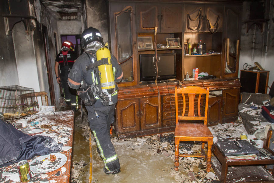 Al parecer, el fuego se habría originado en el apartamento de un hombre con síndrome de Diógenes y un historial de problemas psiquiátricos