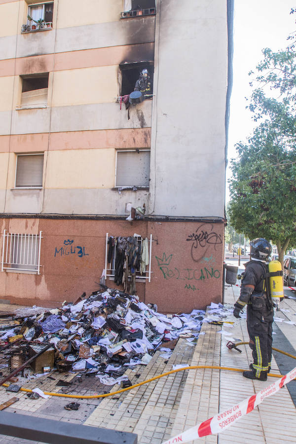 Al parecer, el fuego se habría originado en el apartamento de un hombre con síndrome de Diógenes y un historial de problemas psiquiátricos