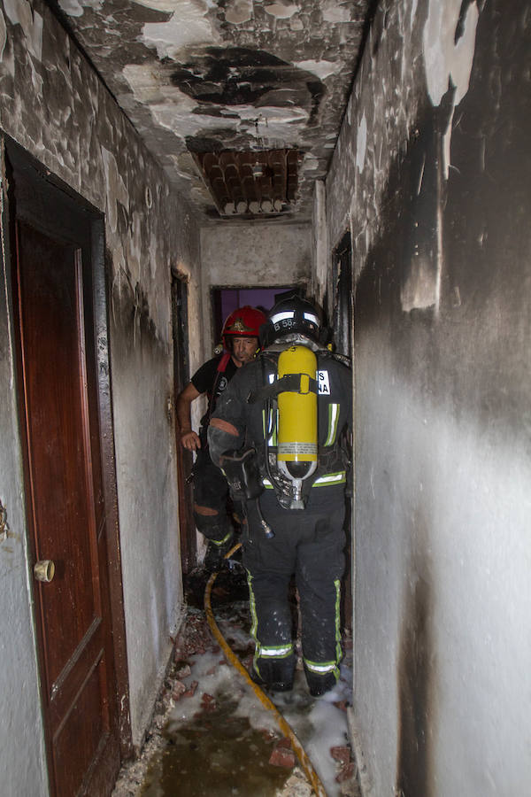 Al parecer, el fuego se habría originado en el apartamento de un hombre con síndrome de Diógenes y un historial de problemas psiquiátricos