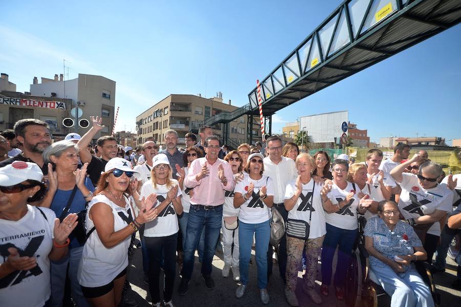 Miles de vecinos y miembros de la Plataforma Pro Soterramiento celebraron ayer una jornada de fiesta para conmemorar el aniversario de las movilizaciones contra la llegada del AVE en superficie