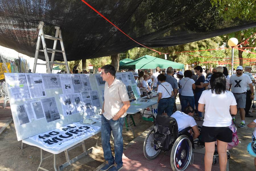 Miles de vecinos y miembros de la Plataforma Pro Soterramiento celebraron ayer una jornada de fiesta para conmemorar el aniversario de las movilizaciones contra la llegada del AVE en superficie