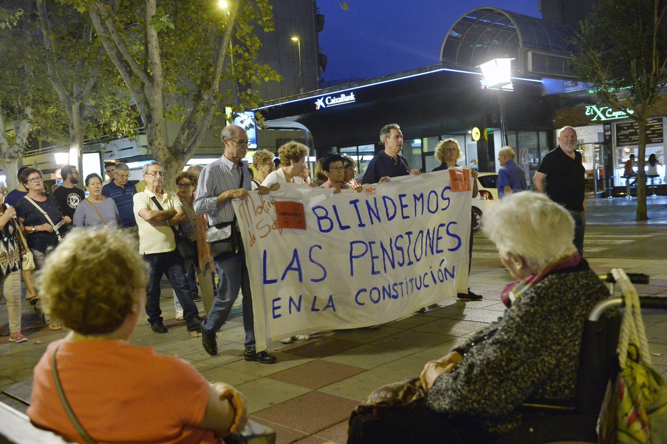 La protesta, convocada por Comisiones Obreras y UGT, coincide con una jornada de reivindicaciones en todo el país con ocasión del Día de las Personas Mayores