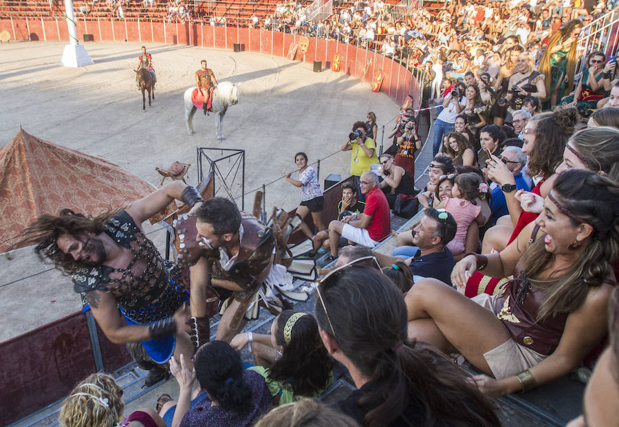 Dos mil personas vibran con las carreras de bigas y las luchas de seis gladiadores, en un acto muy aplaudido