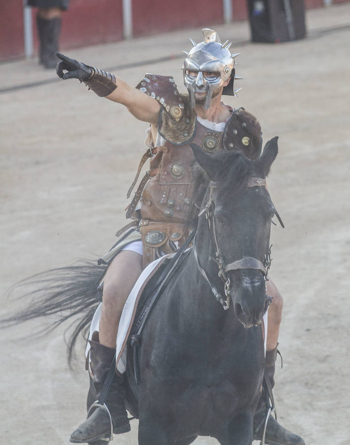 Dos mil personas vibran con las carreras de bigas y las luchas de seis gladiadores, en un acto muy aplaudido
