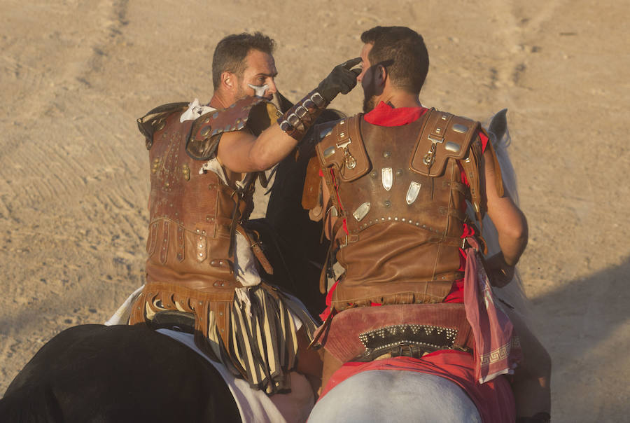 Dos mil personas vibran con las carreras de bigas y las luchas de seis gladiadores, en un acto muy aplaudido