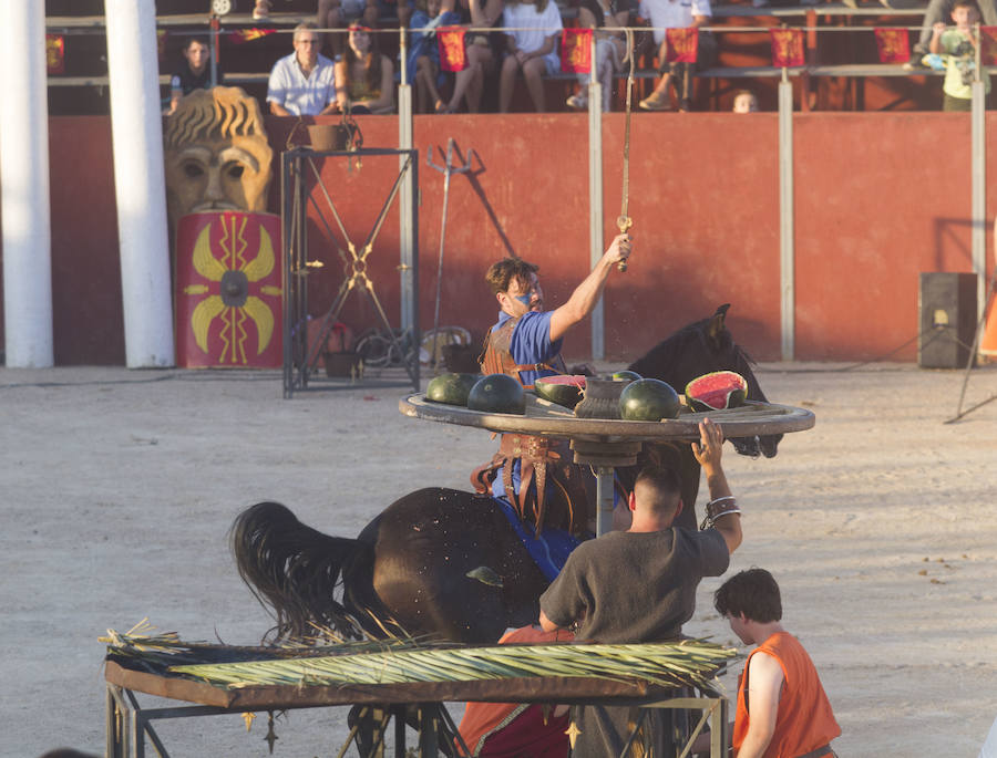 Dos mil personas vibran con las carreras de bigas y las luchas de seis gladiadores, en un acto muy aplaudido