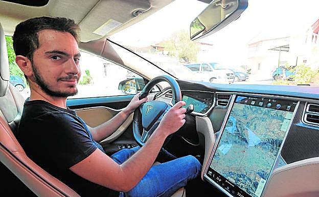 José Marcos, al volante de su coche eléctrico, muestra su funcionamiento. 