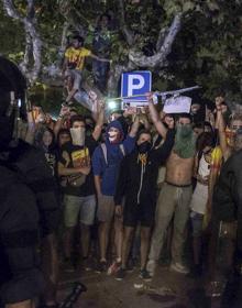 Imagen secundaria 2 - Los Mossos impiden con cargas el asalto de los radicales al Parlament