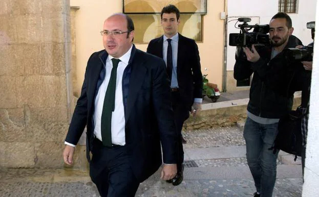 Pedro Antonio Sánchez llegando a los juzgados de Lorca para declarar por el 'caso Pasarelas', el pasado mes de marzo.