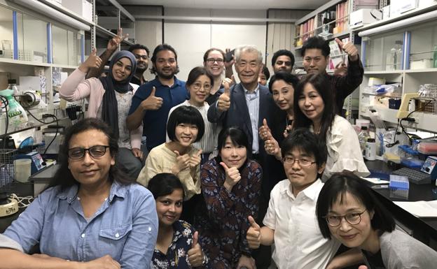 Tasuku Honjo y su equipo de investigadores de la Universidad de Kyoto celebran el galardón.