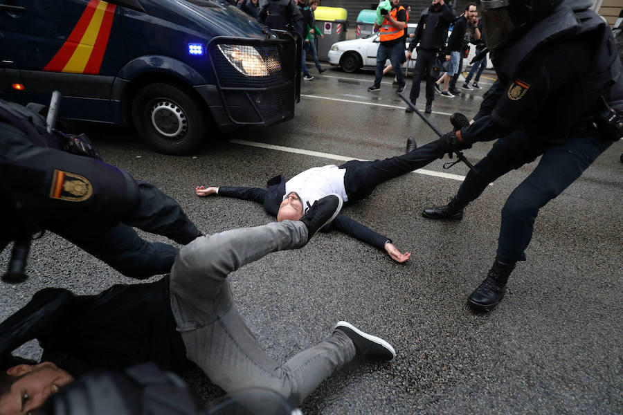 La Fiscalía asegura que actuará contra los Mossos por su pasividad en el referéndum ilegal. Las cargas no paran de sucederse en numerosos puntos de toda Cataluña.