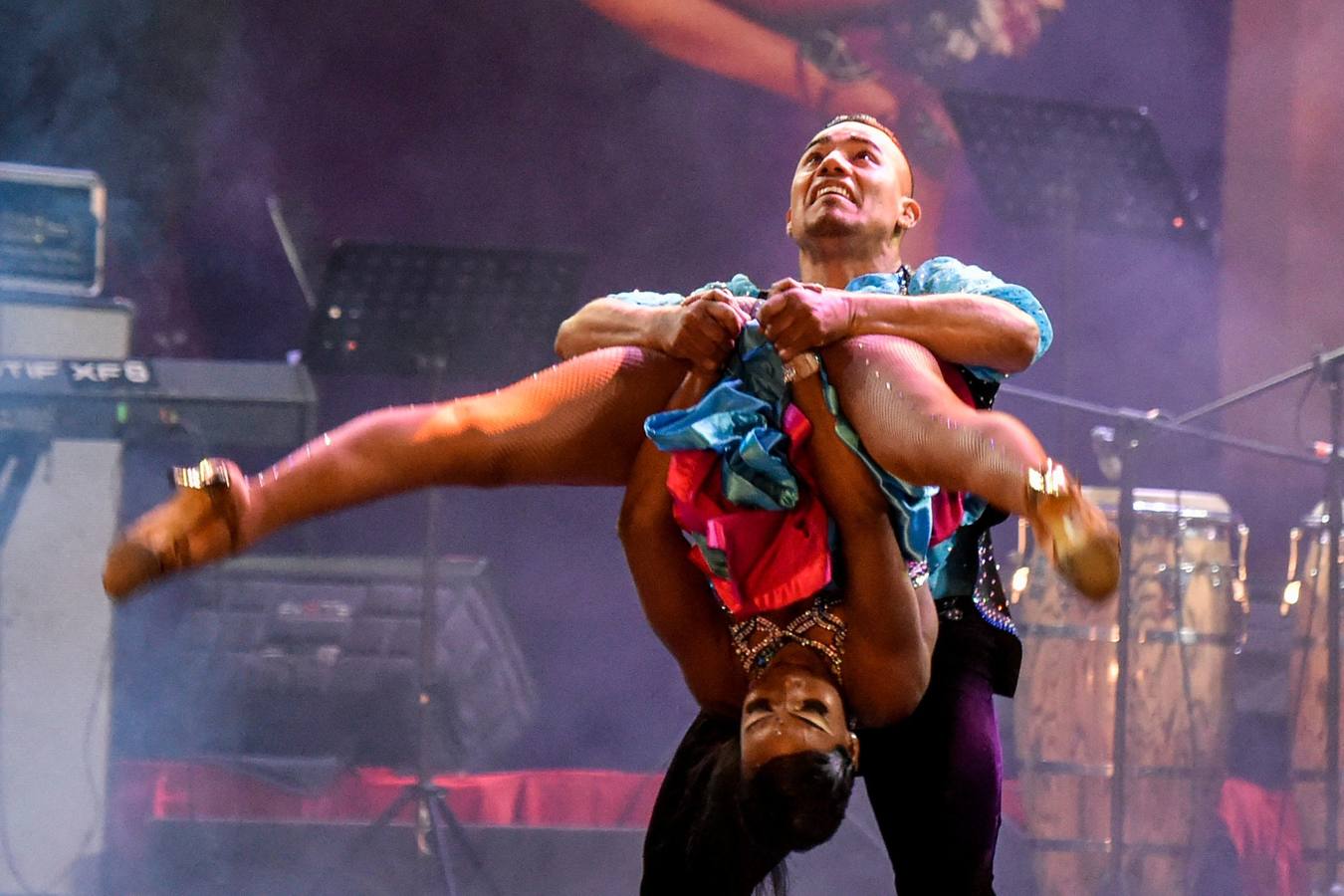 Bailarines compiten durante el Festival Mundial de Salsa en Cali (Colombia). 